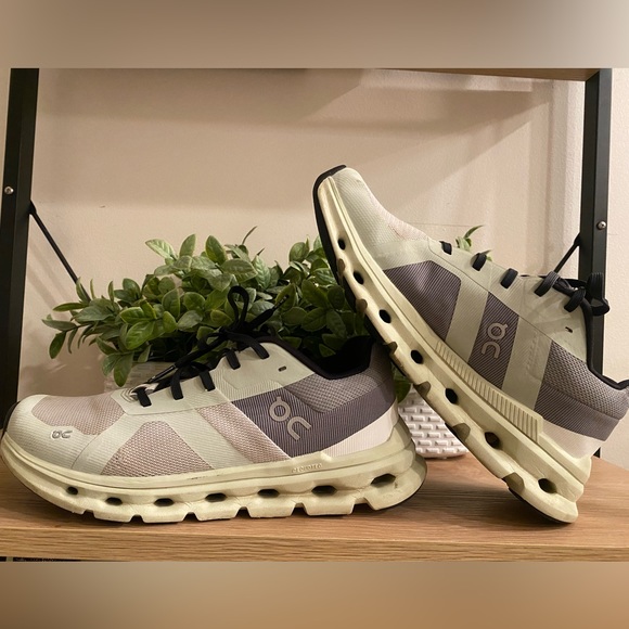On Running Shoes - On sneakers on cloud sooo comfortable and cute. Best sneakers ever! Size 7